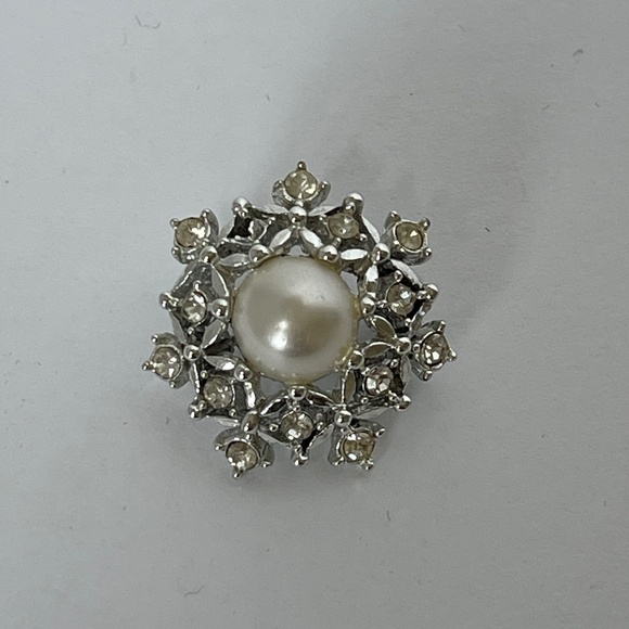 Brooch Sarah Coventry Vintage Small Pin, Faux Pearl and Clear Rhinestone - Picture 1 of 9